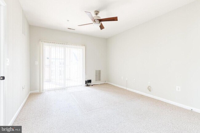 Building Photo - 400 Symphony Cir