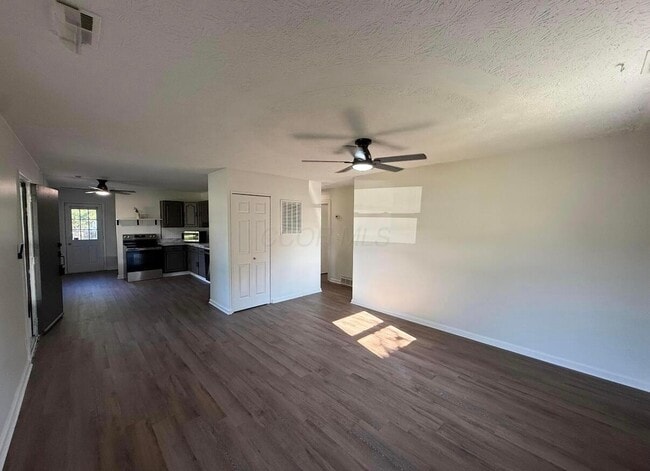 Building Photo - 100 Valley View Dr