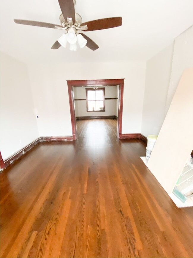 Building Photo - 2bed 1.5Bath with Den and Library! Full Hi...