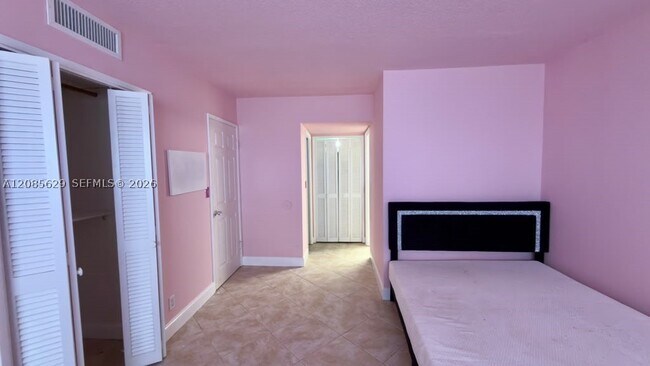 Building Photo - 3150 N Palm Aire Dr