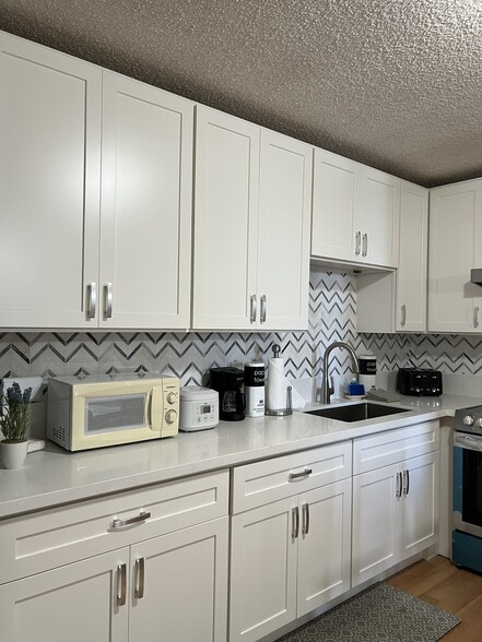 Building Photo - 2240 Kuhio Ave