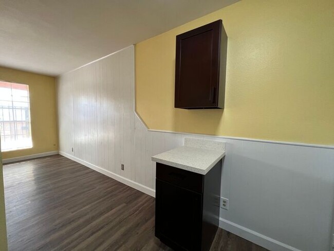 Building Photo - 50% OFF 1st Month's Rent!* Freshly remodel...