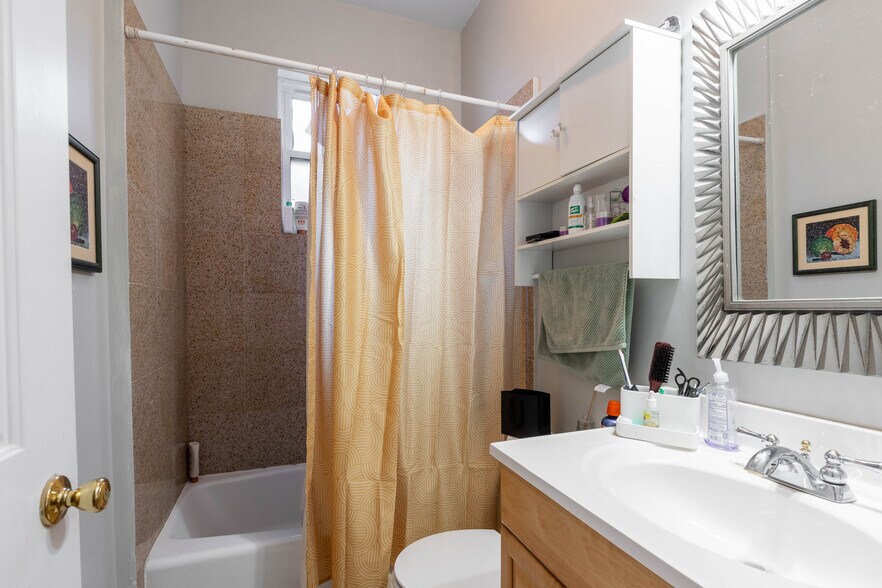 Building Photo - 1314 W Roscoe St