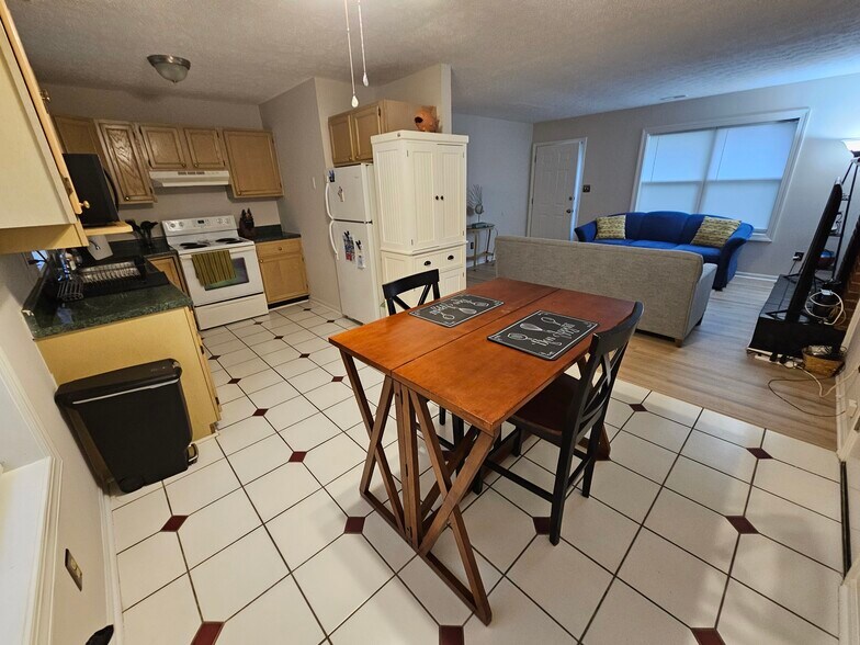 Dining area - 419 Rams Rd