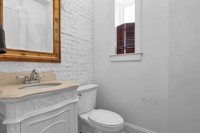 Building Photo - Modern Luxury Living in the Heart of Victorian Village