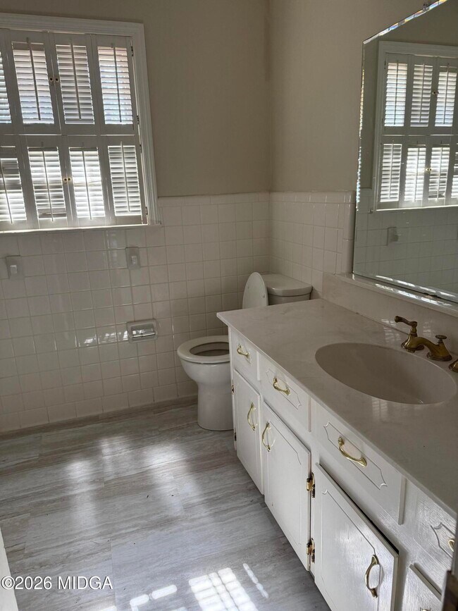 Building Photo - 803 Captain Kell Dr