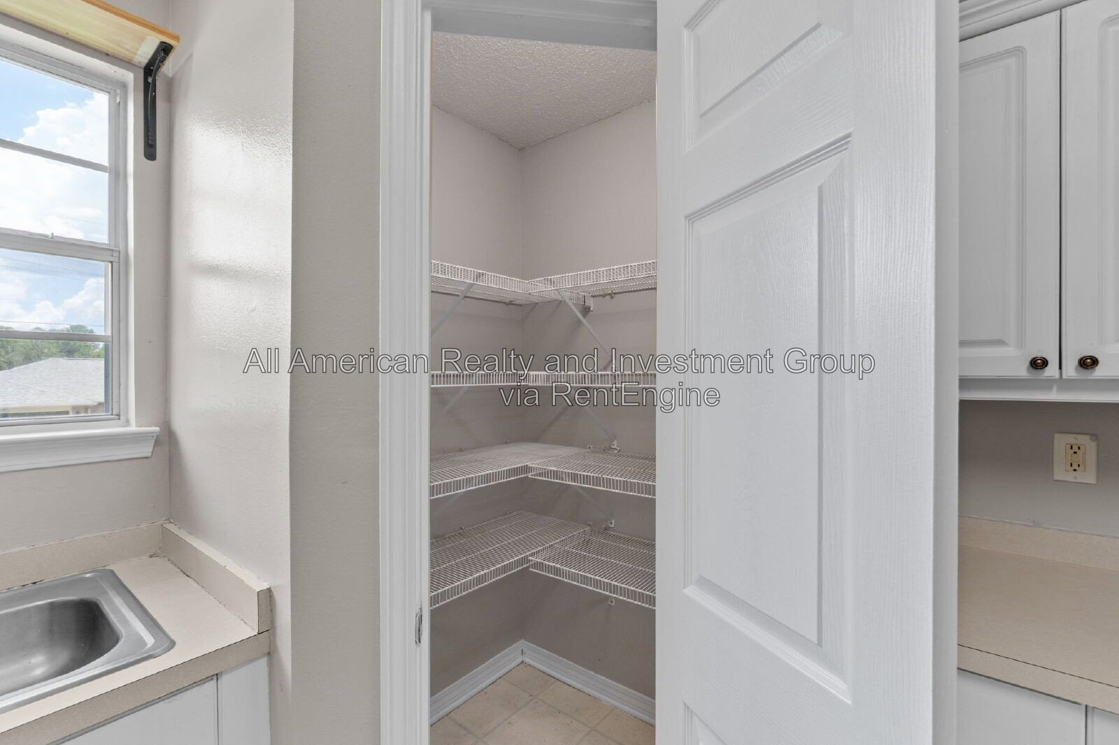 Building Photo - 216 Lustan Dr