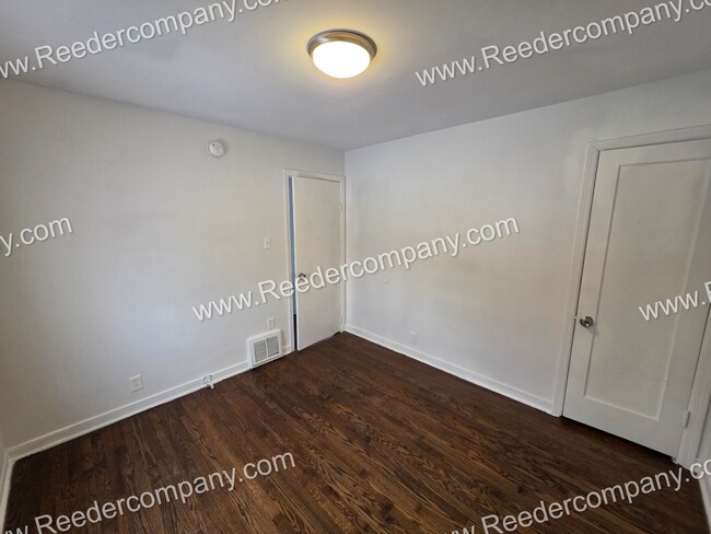 Building Photo - Spacious 4 bedroom 1 bathroom house