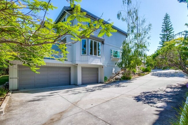 Building Photo - Large 3,767 sqft home on a 10,000 sqft lot- 2 bed located on 1st floor w/ separate entrance - Top...