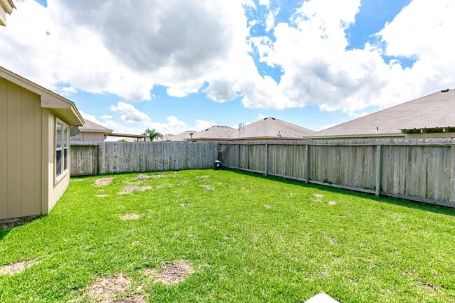 Building Photo - 3809 Los Arroyos Dr