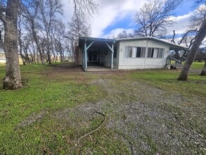 Building Photo - Spacious Home in the Country!