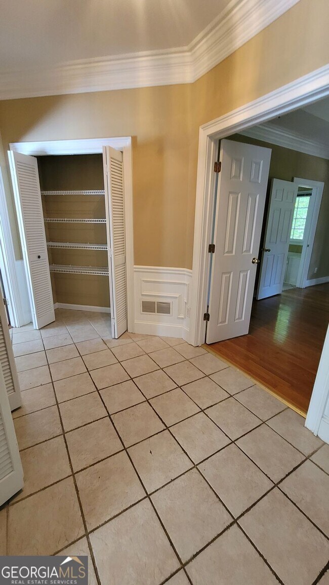 Building Photo - 5005 Johns Creek Ct