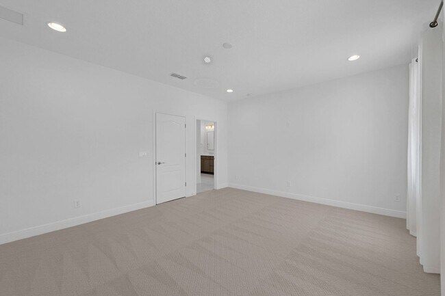 Building Photo - Gorgeous 4 bedroom/3.5 bath estate home fo...