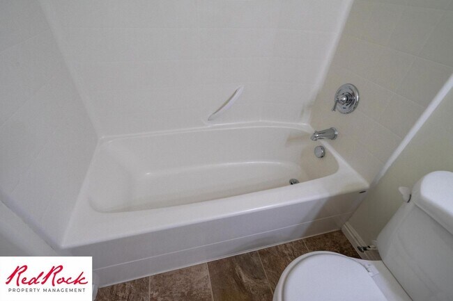 Building Photo - DOG-FRIENDLY 3 Bedroom Townhome with INTERNET INCLUDED!