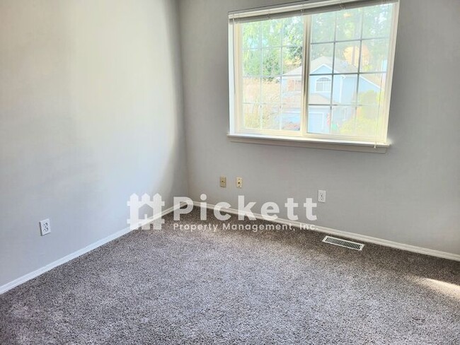Building Photo - Lovely 3 Bedroom Ridgetop Townhome