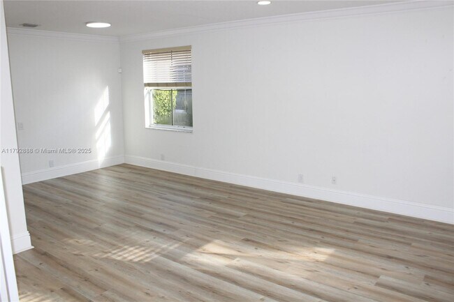 Building Photo - 947 Nandina Dr