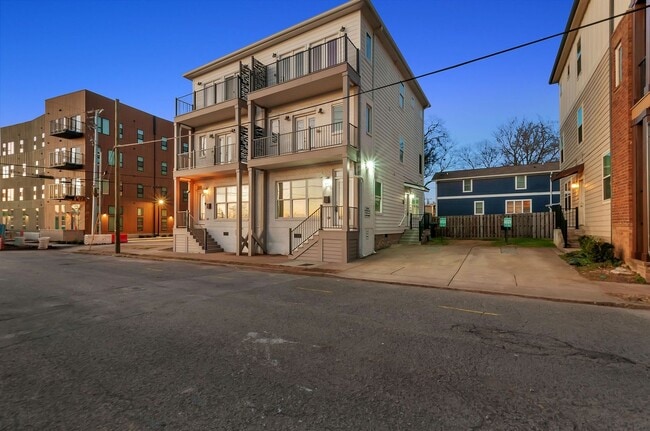 Building Photo - Modern Living in Downtown Nashville!
