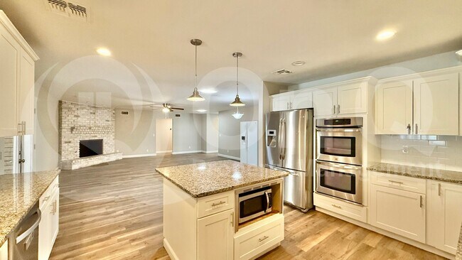 Building Photo - 2502 E Sahuaro Dr