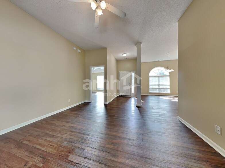 Building Photo - 420 Roberts Way