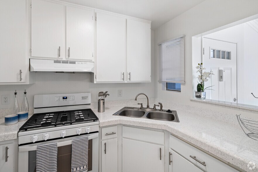 1BR, 1BA - 625SF - Nantucket Creek Apartments