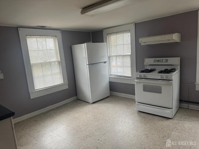 Building Photo - 131 Main St