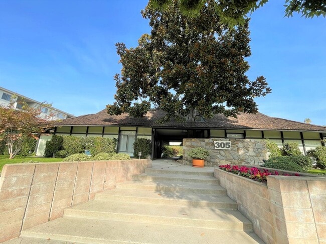 Building Photo - 305 California Blvd