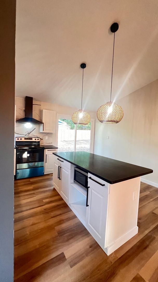 Building Photo - Stylish 2-Bed Carrboro Home with Private Patio