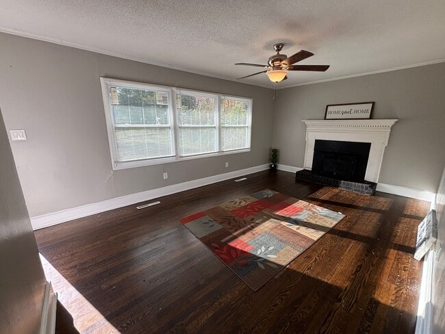 Building Photo - Coming Soon! 3 bedroom 1 bathroom house !