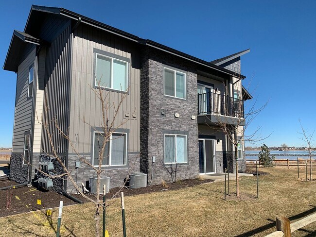 Building Photo - Fantastic Condo on Windsor Lake