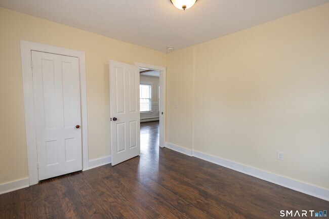 Building Photo - 387 Buckland St