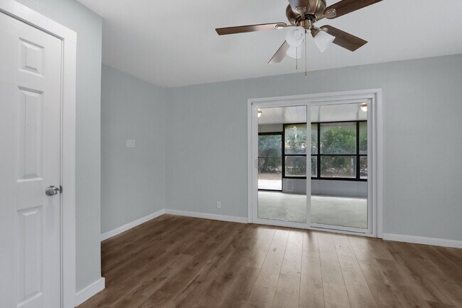 Building Photo - Charming and Spacious 4 Bedroom Home with ...