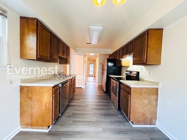 Building Photo - 3 Bed/2.5 Bath Townhome with Fenced Yard / Available Soon!