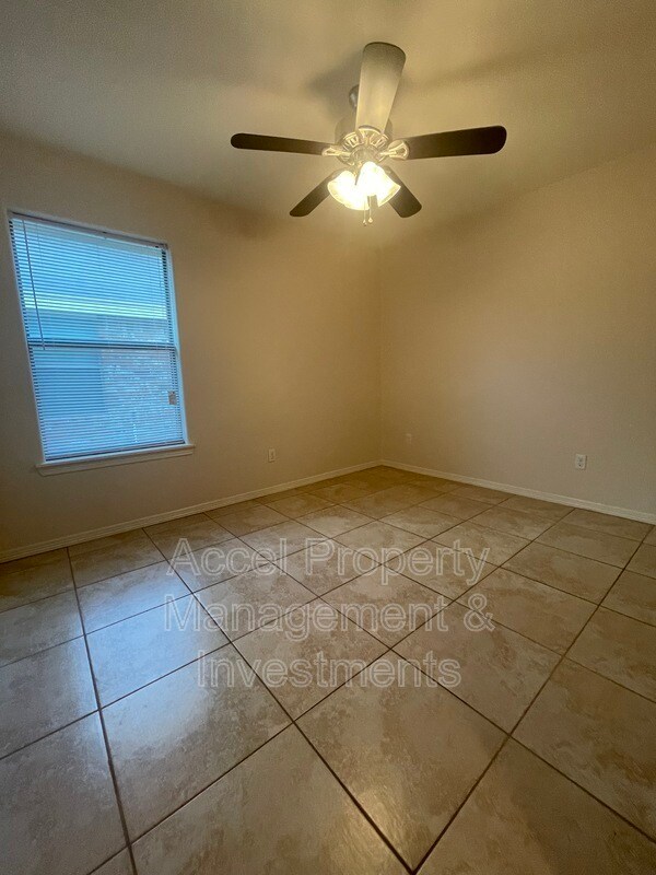 Building Photo - 415 W Pirul St