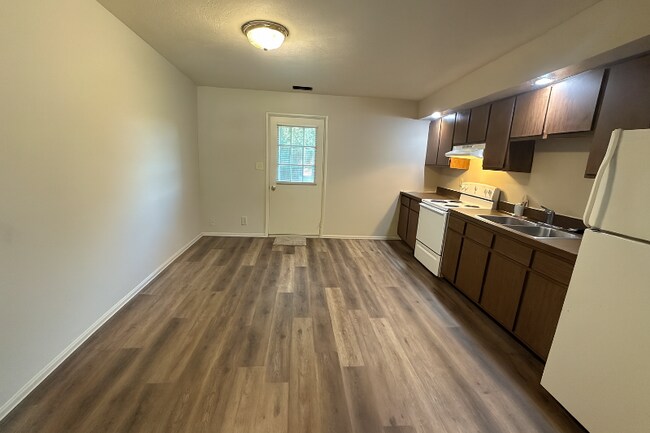 Building Photo - 1128 Amherst Dr