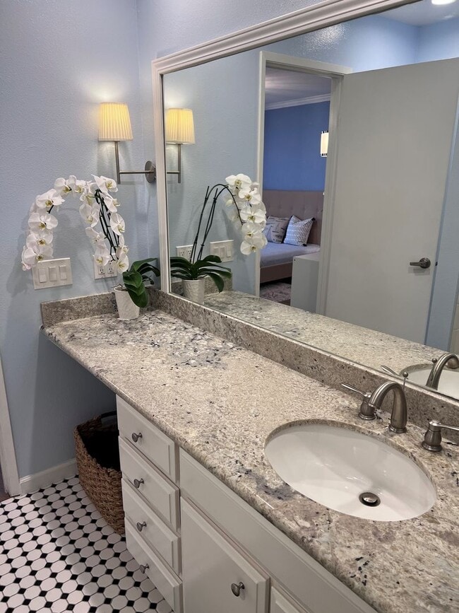 Building Photo - Fully-furnished Sleek 2-bedroom, 2-bathroo...
