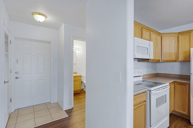 Building Photo - NEWLY REMODELED 2 BEDROOM 2 BATH CONDO