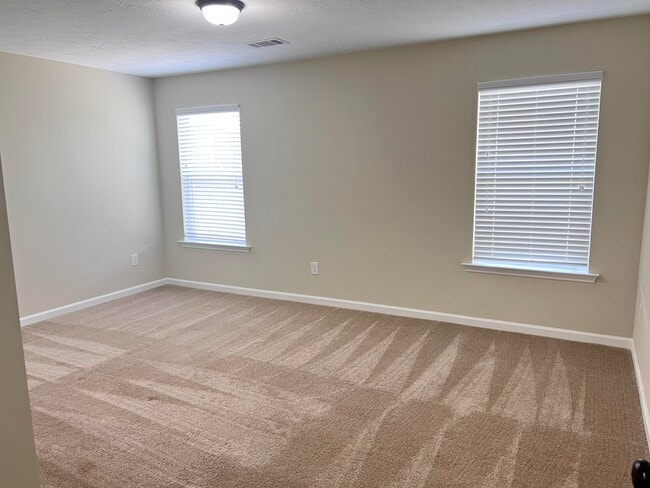 Building Photo - 212 Tulip Dr