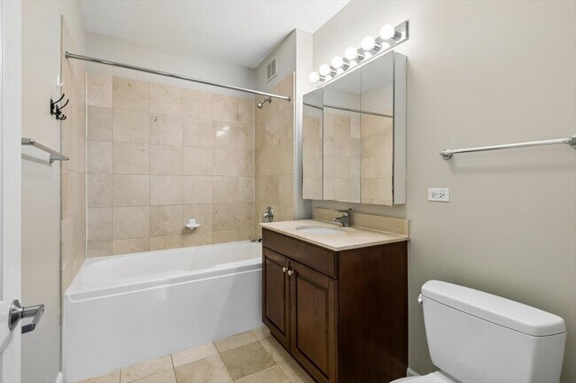 Building Photo - 420 E Waterside Dr