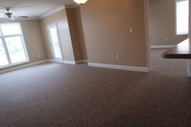 Building Photo - Available Now! 3BR/2BA includes parking fo...