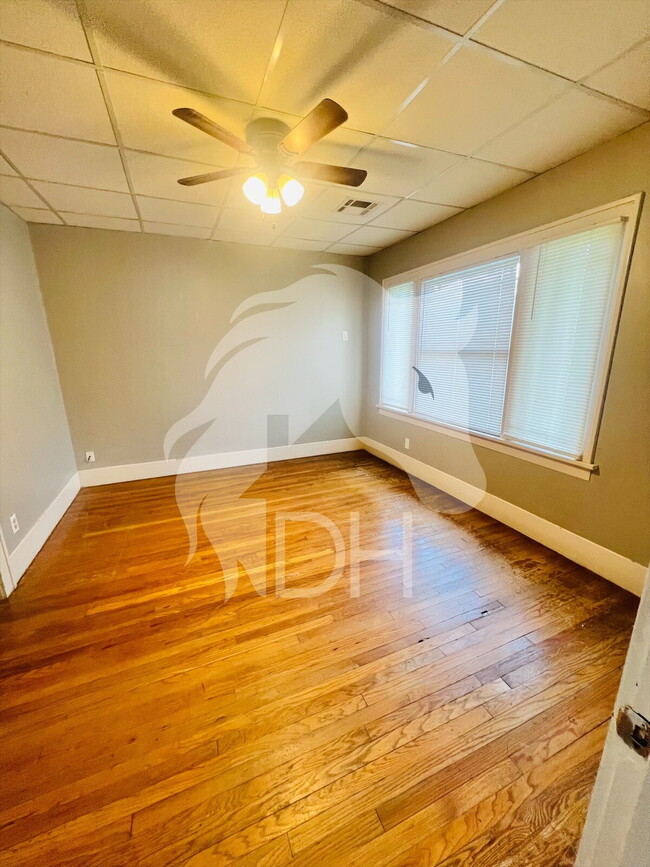 Building Photo - "Charming 2-Bed Gem in Enid's Heart!"