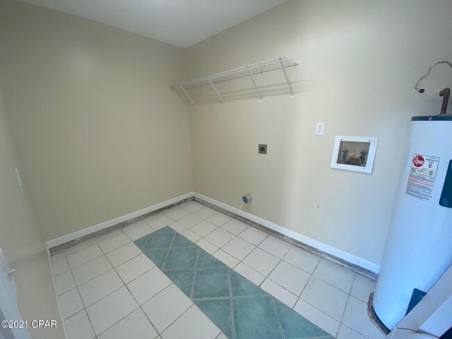 Building Photo - 610 E Pine Forest Dr