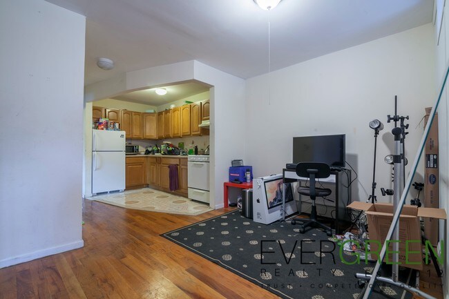 Primary Photo - 167 Hart St