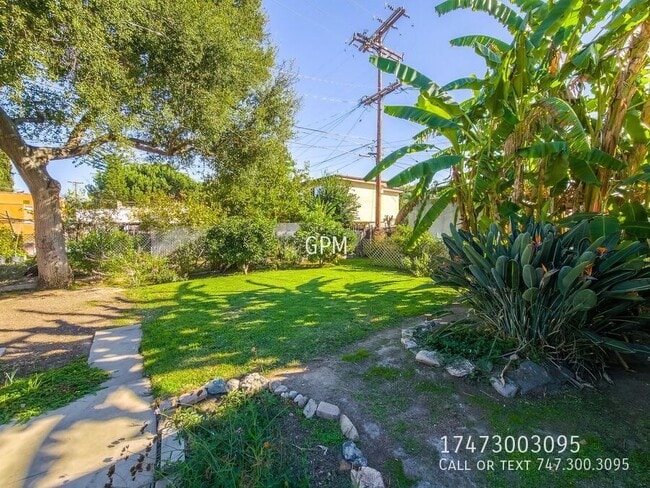 Building Photo - 1320 E Maple St