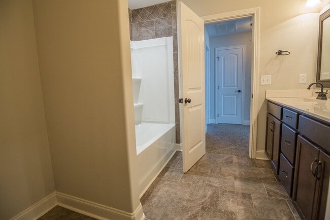 Building Photo - Huge 4 bd 3 ba Sango Go!
