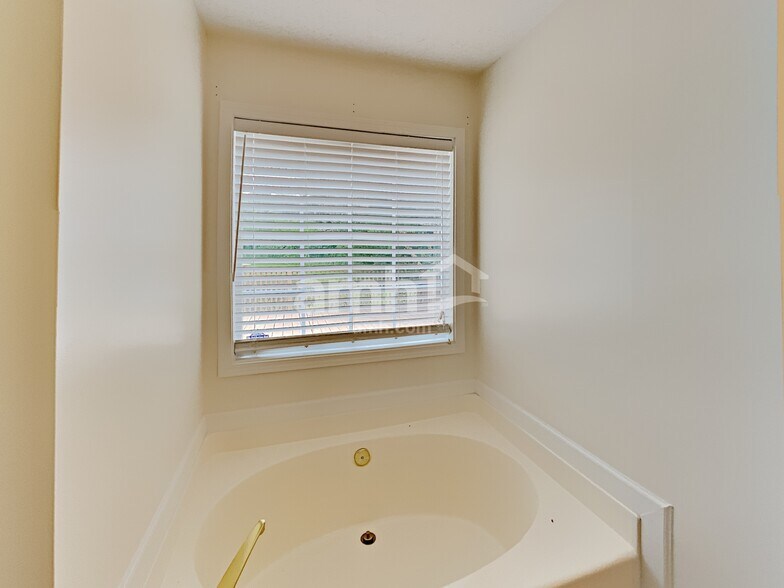 Building Photo - 1831 Green Oak Cir