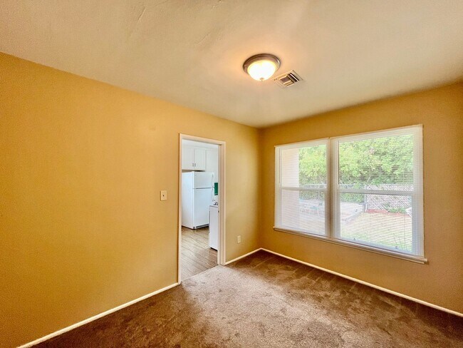 Building Photo - 3BR Home in Fairmount Park - Spacious Yard & Prime Location!