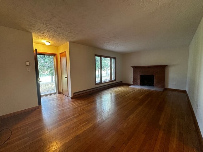 Building Photo - Spacious 3 bedroom/ 2.5 bath home near Exi...