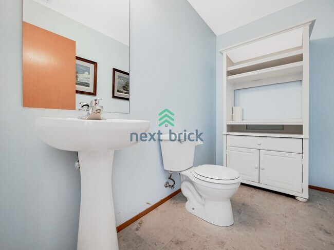 Building Photo - 4 Bed and 2.5 Bath Single-family Home is A...