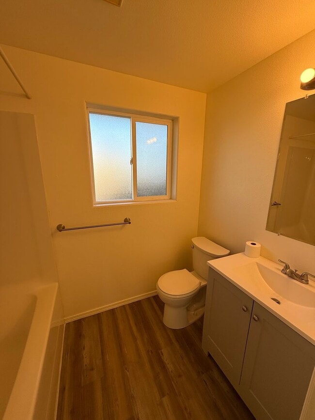 Building Photo - Charming 3 Bedroom 2 Bathroom Home in Quiet Neighborhood!