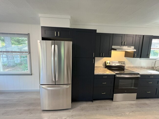 Building Photo - NEWLY REMODELED 3 BEDROOM HOME NEAR CIVIC ...